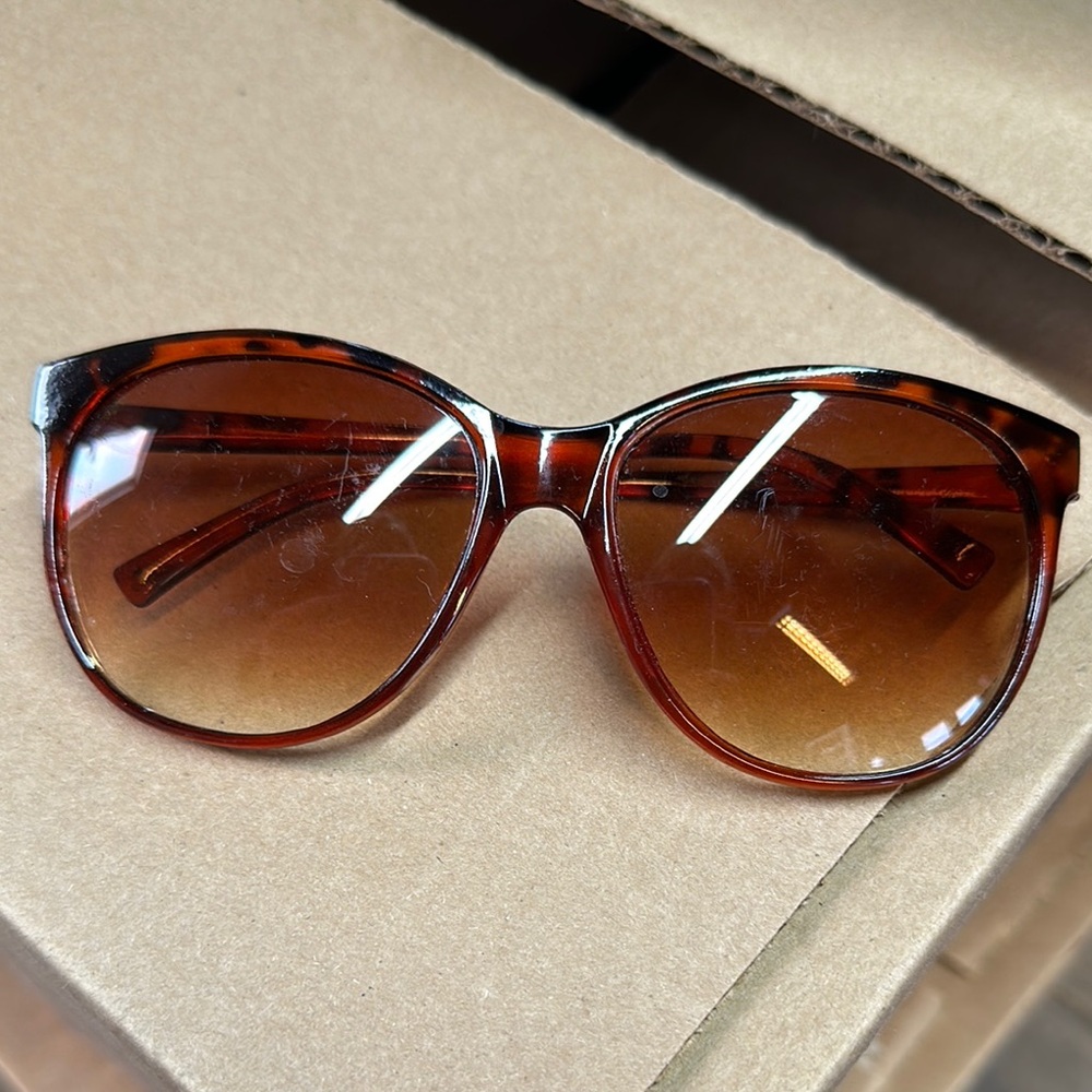 Brown Oversized Gradient Sunglasses with Elegant Detail